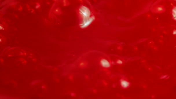 Video van kleverige bubbels rood sijpelen, close-up — Stockvideo