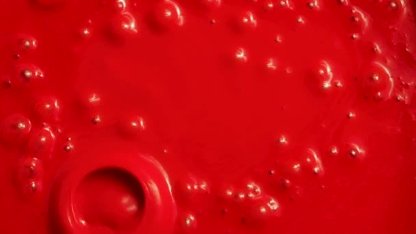 Vidéo de goo rouge collant avec des bulles, gros plan — Video