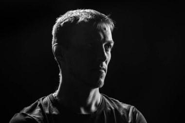 Siyah arka planda kıllı siyah beyaz bir adam portresi