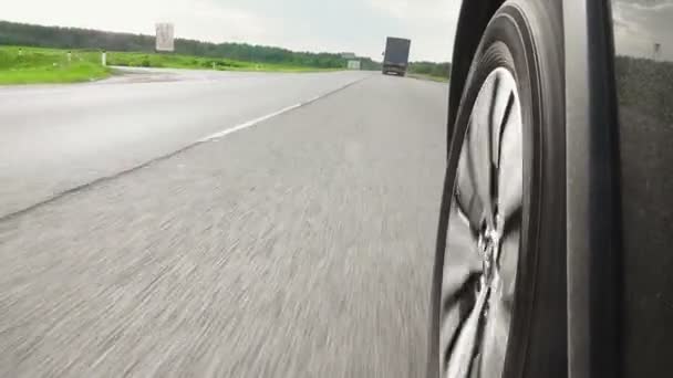 Tiro de carro de condução na estrada no verão — Vídeo de Stock