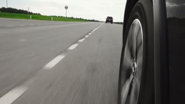 Wideo z opon samochodowych na autostradzie — Wideo stockowe