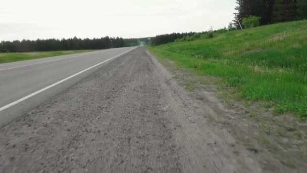 Schieten van een snelweg van een bewegende auto in de zomer — Stockvideo