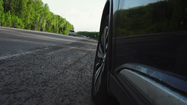 Nagranie opon samochodowych na autostradzie — Wideo stockowe