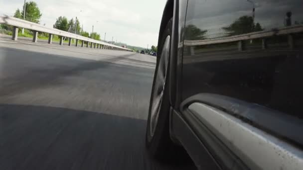 Carro de condução na estrada no verão — Vídeo de Stock
