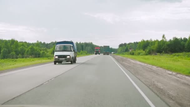 Schieten van een weg vanuit een rijdende auto — Stockvideo