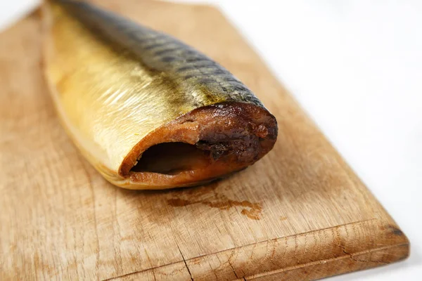 Obraz wędzonej makreli na drewnianej desce kuchennej — Zdjęcie stockowe