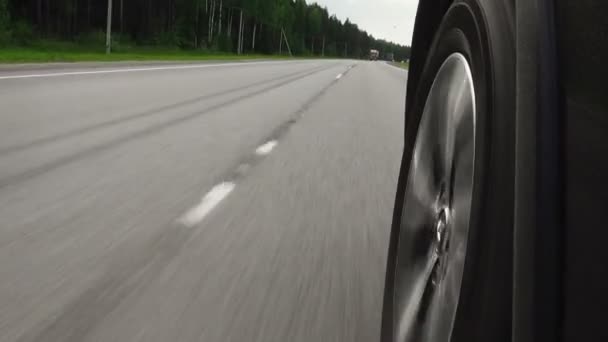 Filmagem de um carro de condução na estrada no verão — Vídeo de Stock