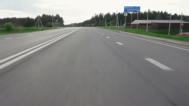 Schieten van een snelweg vanuit een rijdende auto — Stockvideo