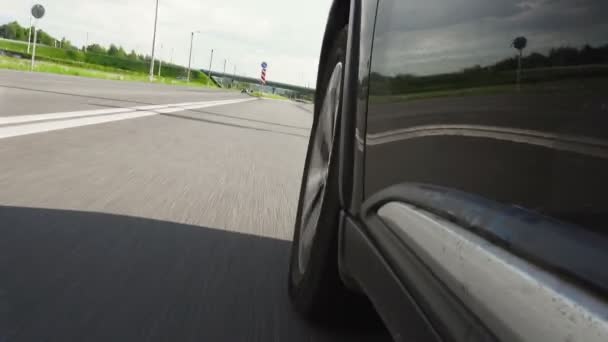 Кадри колеса автомобіля на шосе — стокове відео