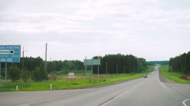 Hareket halindeki bir arabadan bir yol görüntüsü