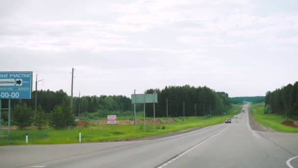 Видеозапись дороги из движущегося автомобиля — стоковое видео