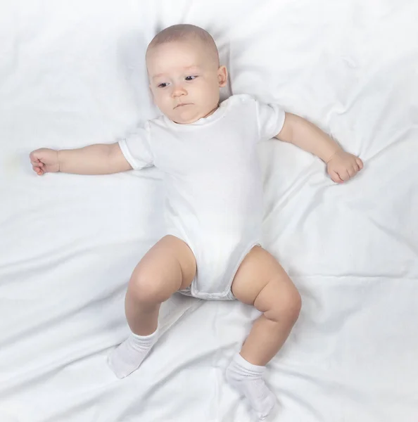 Foto de bebé de siete meses sobre fondo blanco —  Fotos de Stock