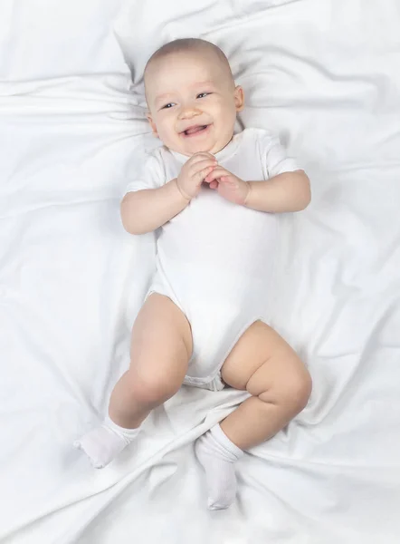 Fotografie smějícího se sedmiměsíčního chlapce — Stock fotografie
