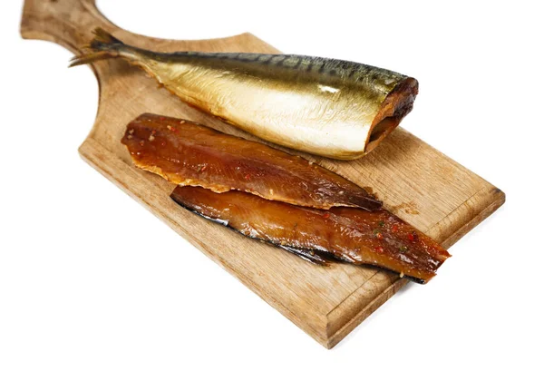Zdjęcie wędzonego filetu bez głowy makreli na drewnianej desce kuchennej — Zdjęcie stockowe