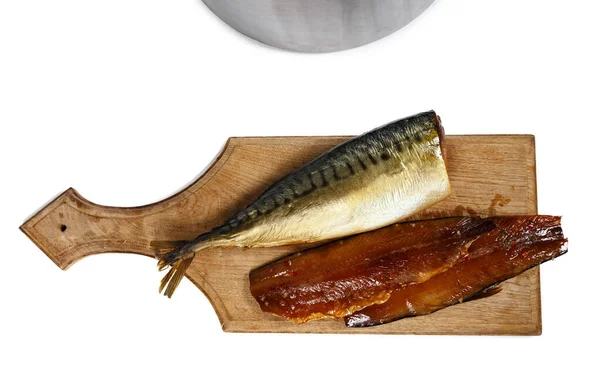 Wędzony filet z makreli bez głowy na drewnianej desce kuchennej — Zdjęcie stockowe