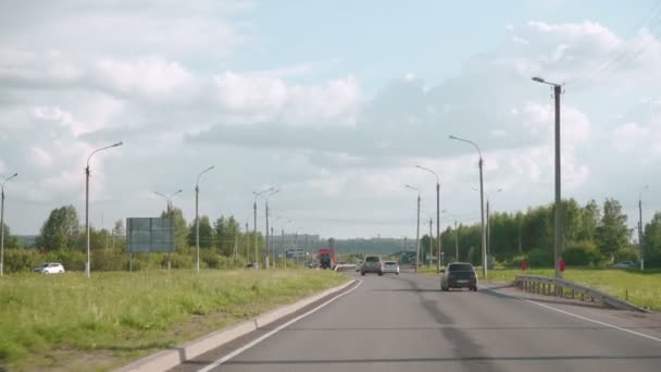 Fotografowanie jadącego samochodu na autostradzie — Wideo stockowe