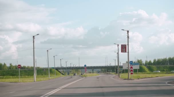 Кадри рухомого автомобіля на дорозі — стокове відео