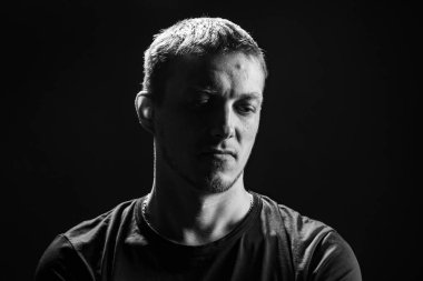 Tüylü adamın siyah beyaz fotoğrafı.