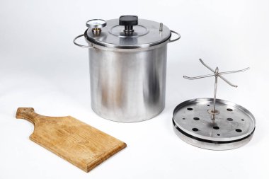 Beyaz arka planda tütsülenmiş otun izole edilmiş fotoğrafı