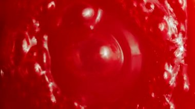 Kabarcıklarla kırmızı sızıntı, yakın çekim