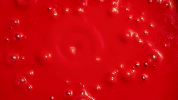 Sparatoria di liquido appiccicoso rosso con bolle, primo piano — Video Stock