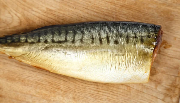 Zdjęcie makreli wędzonej na drewnianej desce kuchennej — Zdjęcie stockowe
