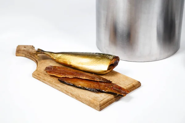 Filet wędzony z makreli na drewnianej desce kuchennej — Zdjęcie stockowe