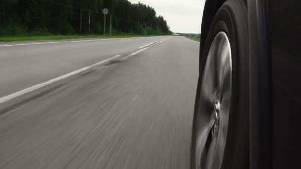 Tiro de um carro de condução na estrada — Vídeo de Stock