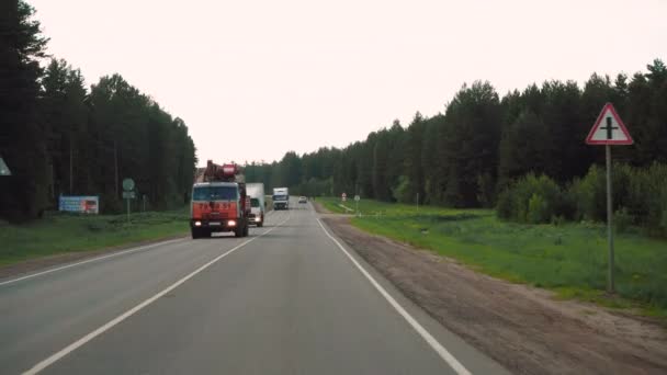 夏の移動中の車からの道路のビデオ — ストック動画
