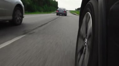 Otobanda bir araba lastiğine ateş etmek