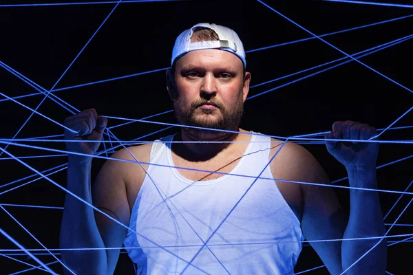 Retrato de homem robusto com fios brancos em luz de néon — Fotografia de Stock