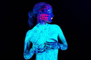 Göğüsleri neonla kaplı bir kız resmi.