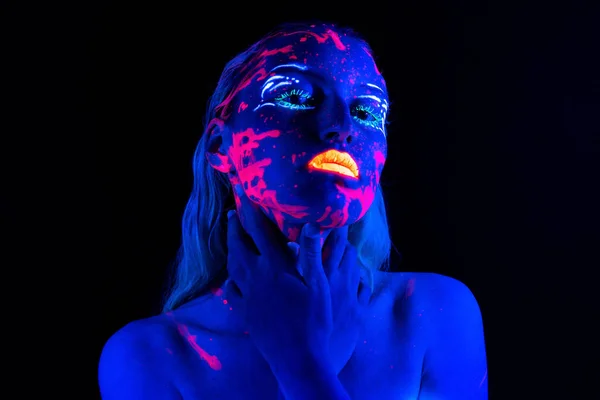 Immagine di giovane ragazza con trucco luminoso al neon — Foto Stock