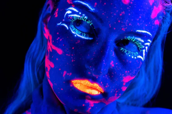 Wizerunek dziewczyny z jasnym makijażem w neonie — Zdjęcie stockowe