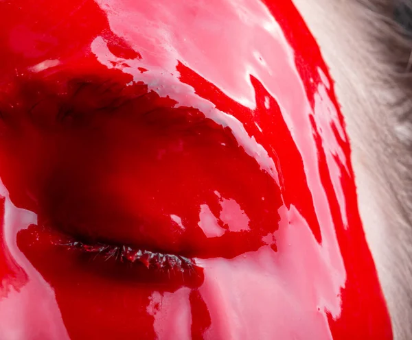 Lövöldözés egy lány arcát terjedő fényes piros festék — Stock Fotó
