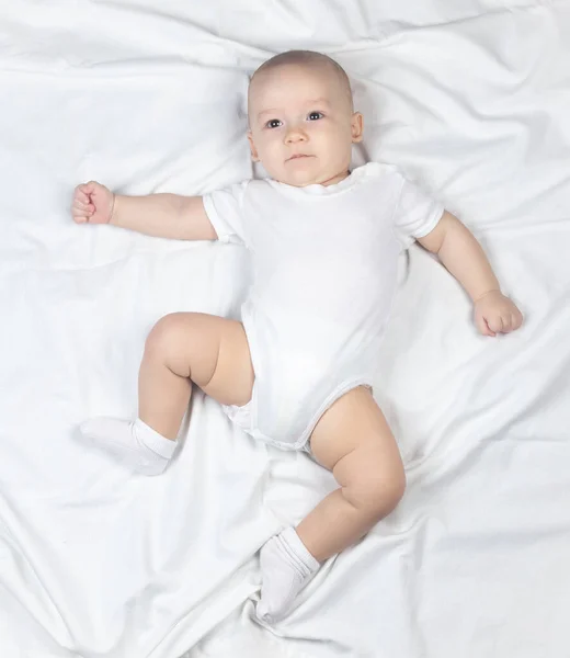 Portrét sedmiměsíčního dítěte na bílém pozadí — Stock fotografie