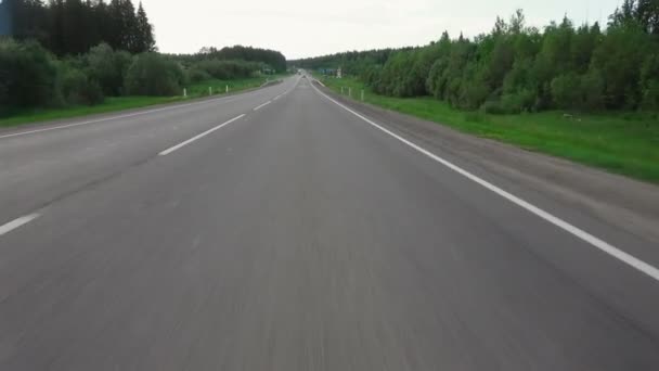 Beelden van een snelweg van een rijdende auto in de zomer — Stockvideo