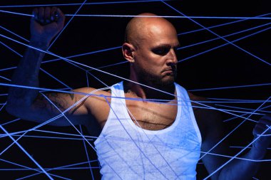 Beyaz ipliklere dolanmış kel bir adamın görüntüsü