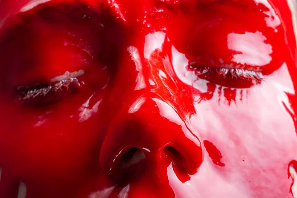 Imagen de una cara de hembra con pintura roja extendida —  Fotos de Stock