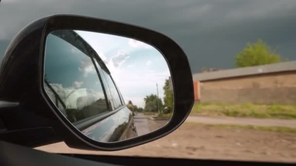 Paisaje con garajes del espejo retrovisor del coche — Vídeos de Stock
