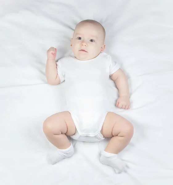 Foto de um bebê de seis meses em um fundo branco — Fotografia de Stock