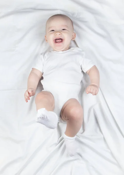 Fotografie smíchu šest měsíců staré dítě na bílém pozadí — Stock fotografie