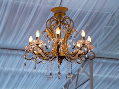 Tavanda asılı eski metal avize resmi