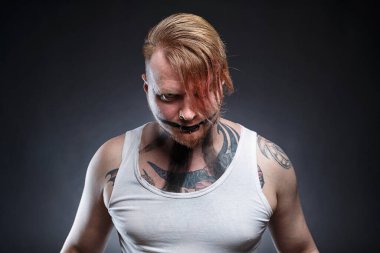 Korku ile dövmeli, korkunç bir deli.