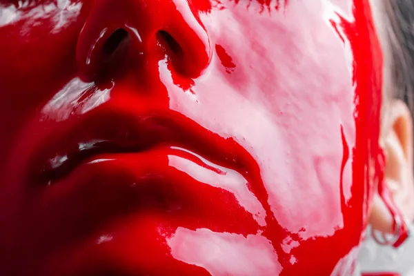 Фото жіночого обличчя з глянсовою червоною фарбою — стокове фото