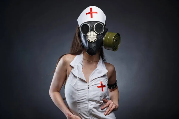 Afbeelding van slanke jonge brunette verpleegster in gas masker — Stockfoto