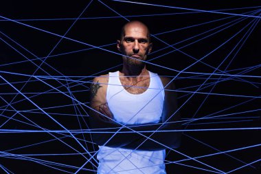 Ultraviyole ile beyaz ipliklere dolanmış yetişkin bir adam görüntüsü