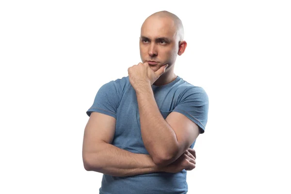 Fotografie mladého plešatý zmatený muž v modré tričko Stock Obrázky