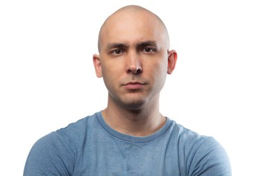 Mavi tişörtlü kafası karışmış genç kel adamın fotoğrafı.