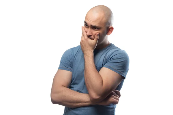 Foto de jovem careca com problemas em camiseta azul — Fotografia de Stock